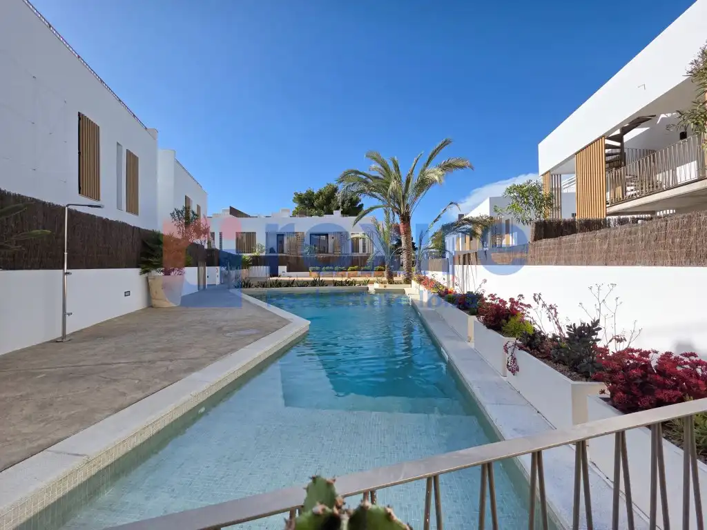 Vista exterior de Planta baixa en venda en Sant Antoni de Portmany amb Jardí privat, Terrassa i Piscina