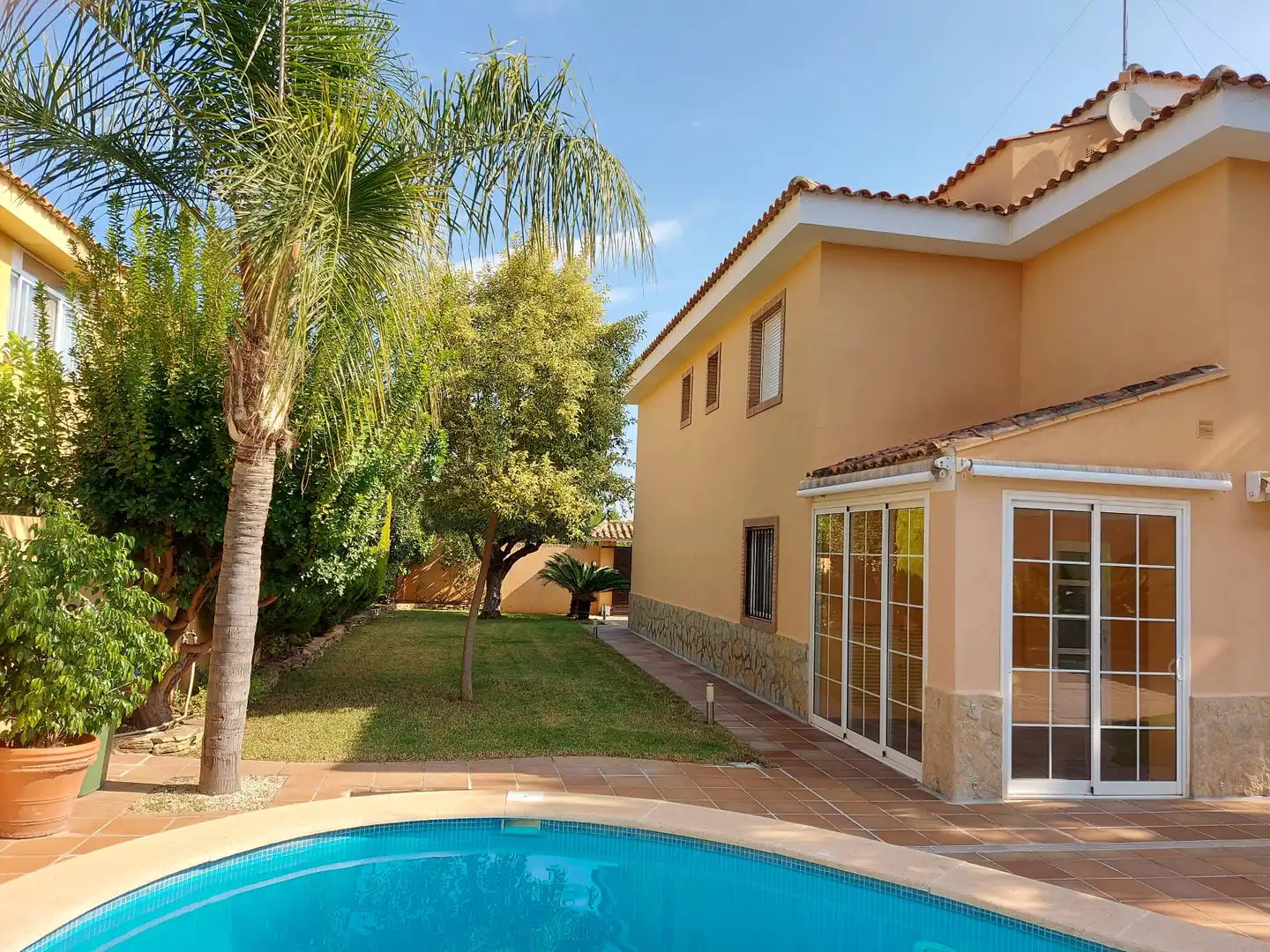 Vista exterior de Casa o xalet en venda en La Pobla de Vallbona amb Aire condicionat, Calefacció i Jardí privat