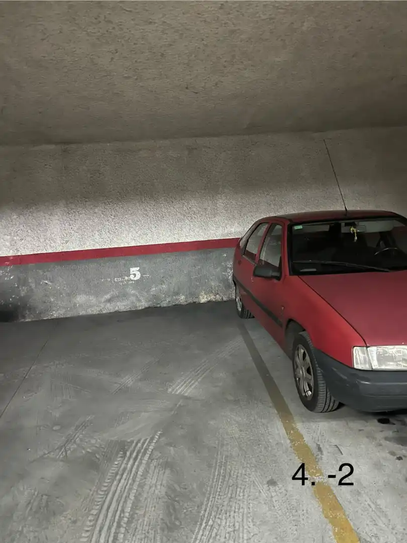 Parkplatz von Garage zum Verkauf in Nava