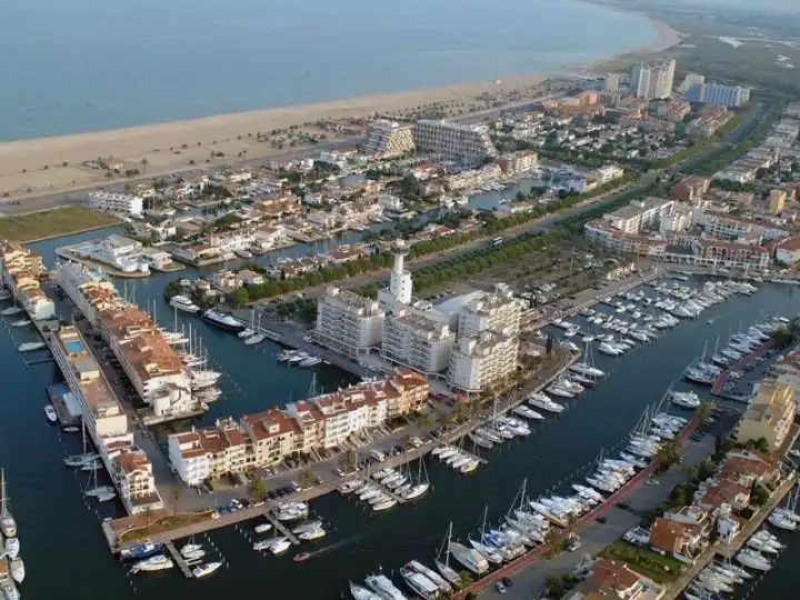 Vista exterior de Apartamento en venta en Empuriabrava con Terraza y Balcón