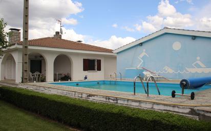 Swimming pool of House or chalet for sale in Carbajosa de la Sagrada  with Heating, Private garden and Parquet flooring