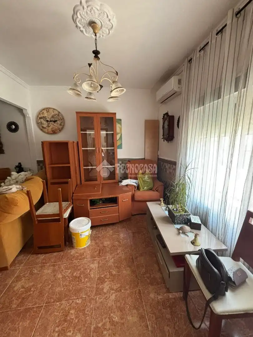 Sala d'estar de Casa adosada en venda en Andújar amb Aire condicionat i Moblat