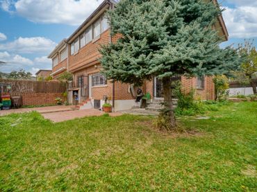 Casa aparellada amb jardí en venda a RAFAEL VILLA 11