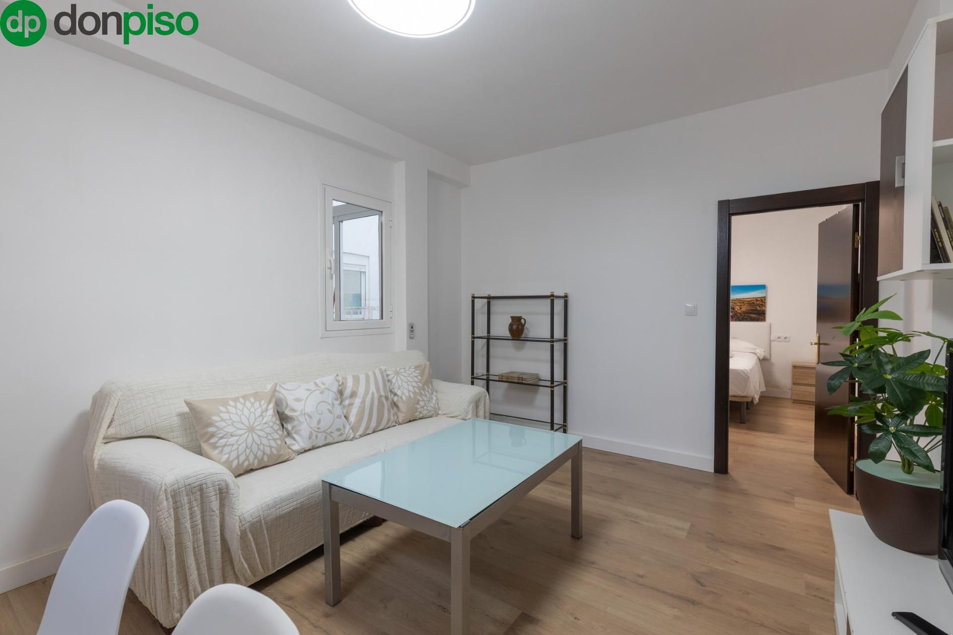 Living room of Flat for sale in  Granada Capital