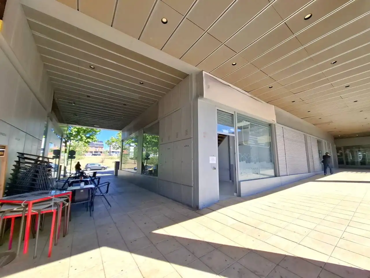 Vista exterior de Local de alquiler en Arroyomolinos (Madrid) con Alarma