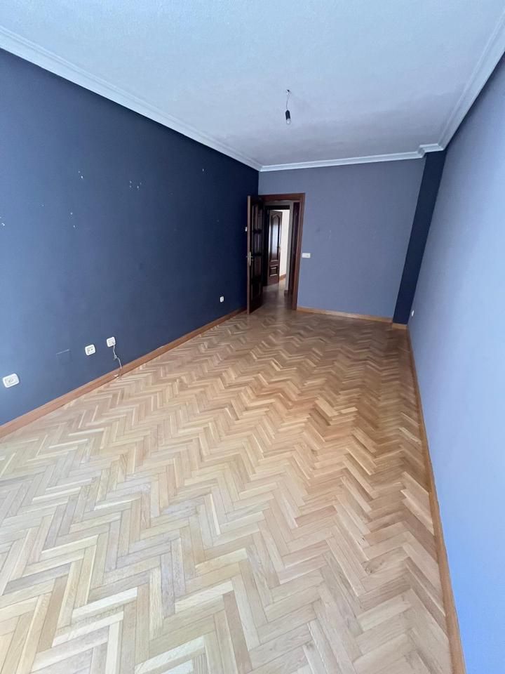 Habitación de Apartamento en venta en Salamanca Capital con Calefacción, Parquet y Balcón
