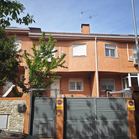 Casa adosada en Venta en Calle Portugal, 12 en Altos del Olivar - El Caracol