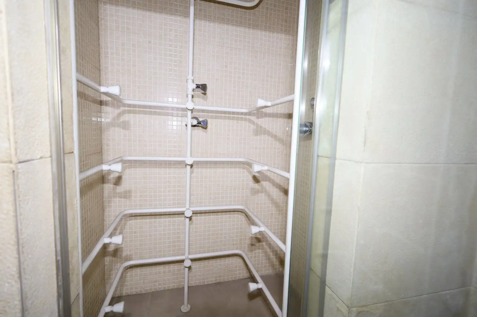 Badezimmer von Geschaftsraum zur Miete in Madrid mit Klimaanlage, Heizung und Möbliert