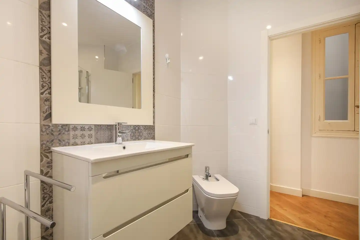 Badezimmer von Wohnung zur Miete in Madrid mit Klimaanlage und Heizung