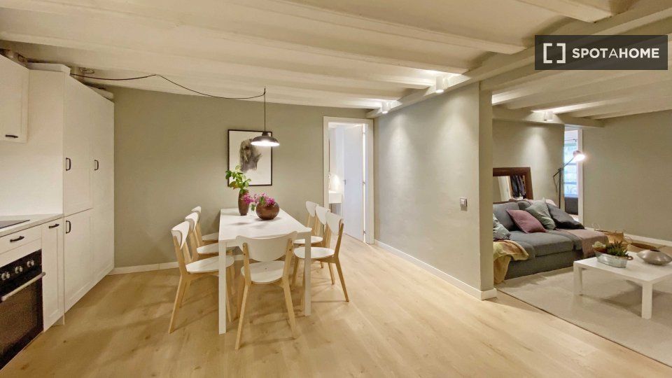 Comedor de Piso de alquiler en  Barcelona Capital con Aire acondicionado, Calefacción y Amueblado