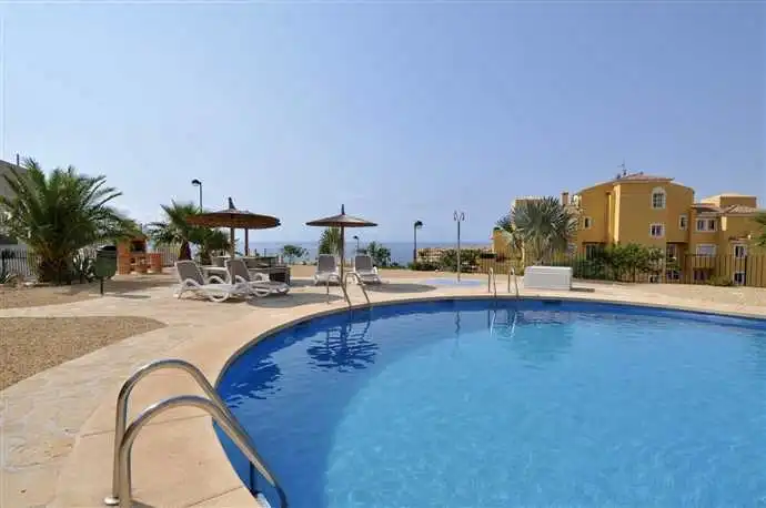 Piscina de Apartament en venda en Calpe / Calp amb Aire condicionat, Calefacció i Jardí privat