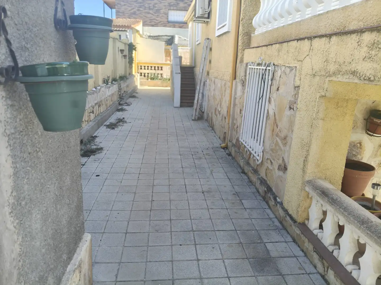 Vista exterior de Casa o xalet en venda en Casarrubios del Monte amb Aire condicionat, Calefacció i Jardí privat