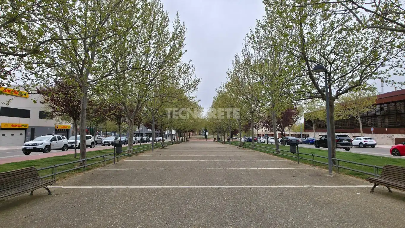 Vista exterior de Casa adosada en venta en Guadalajara con Jardín privado, Parquet y Terraza