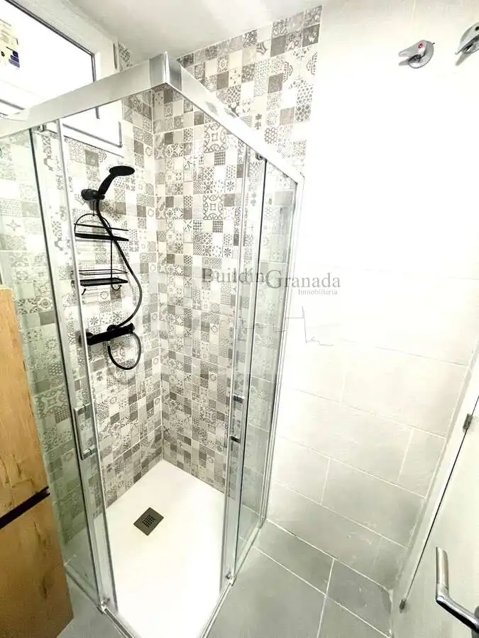 Baño de Piso de alquiler en Granada con Calefacción, Terraza y Amueblado