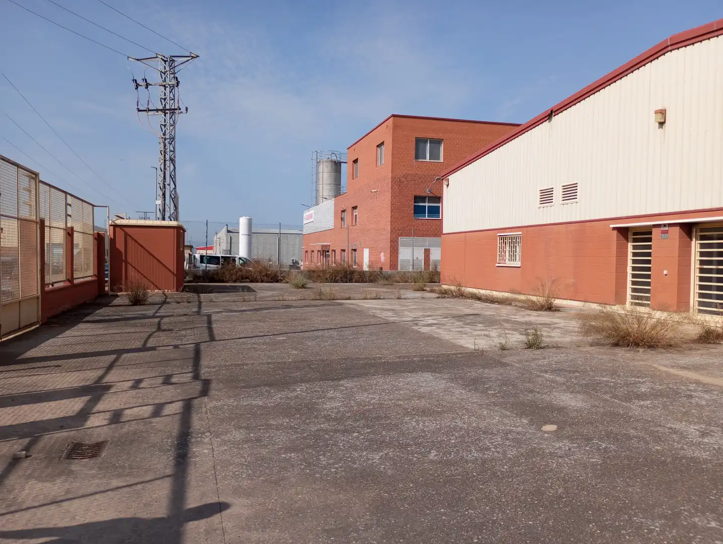 Vista exterior de Nau industrial en venda en Épila amb Calefacció i Alarma