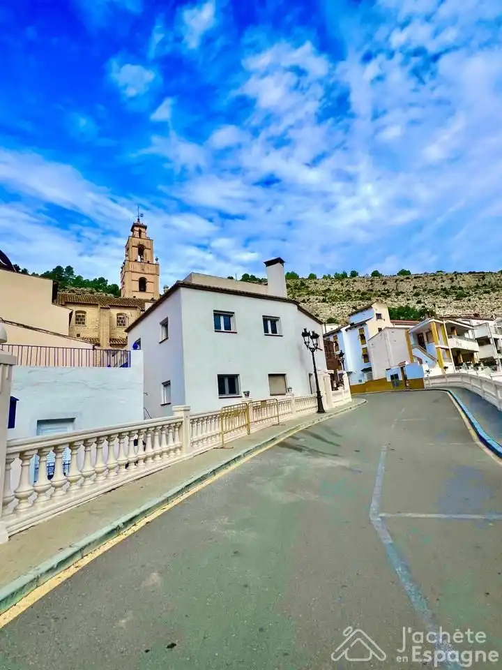 Vista exterior de Casa o xalet en venda en Cortes de Pallás amb Aire condicionat, Parquet i Moblat