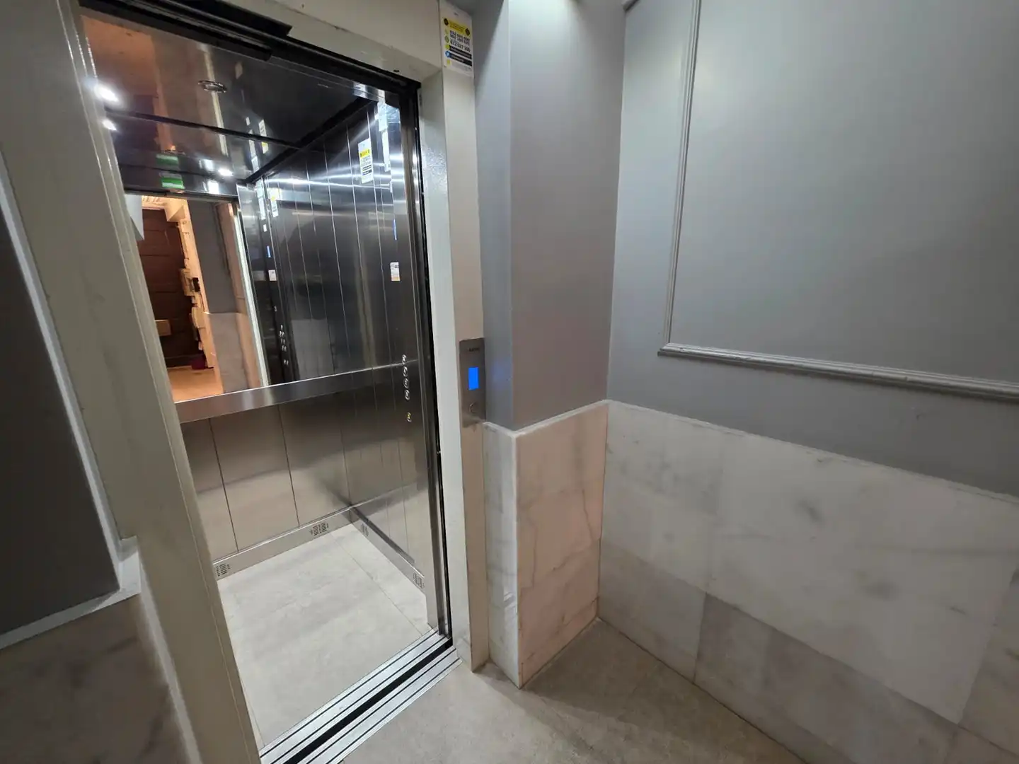 Wohnung zum Verkauf in Barcelona mit Klimaanlage, Parkett und Balkon
