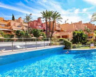 Vista exterior de Casa adosada en venda en Marbella amb Jardí privat, Terrassa i Piscina