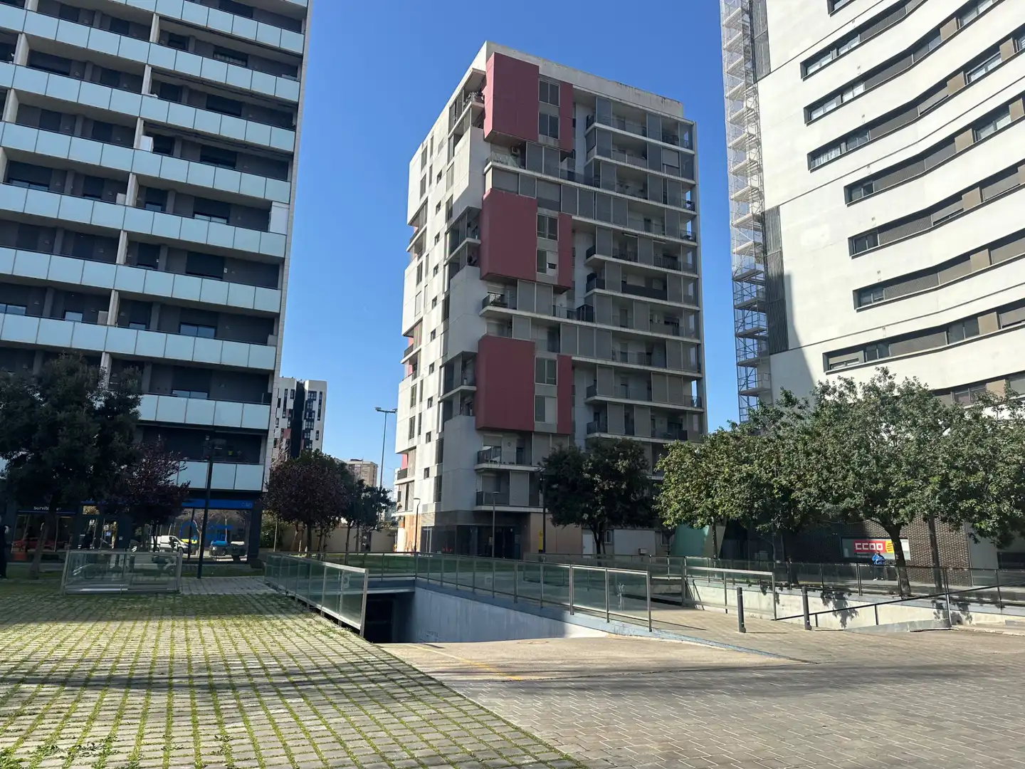 Vista exterior de Local en venda en L'Hospitalet de Llobregat amb Terrassa i Alarma