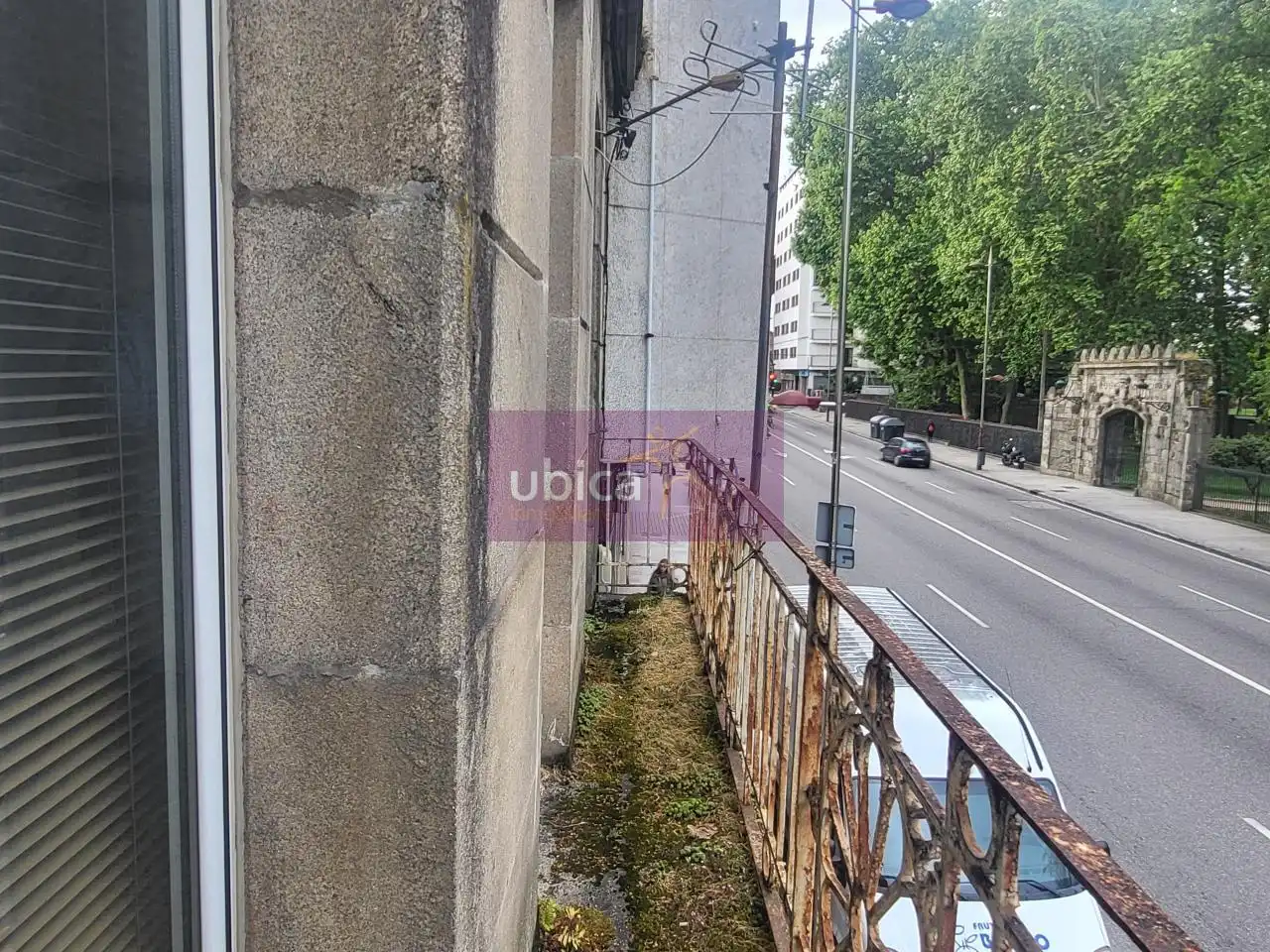 Aparcament de Casa adosada en venda en Vigo  amb Jardí privat