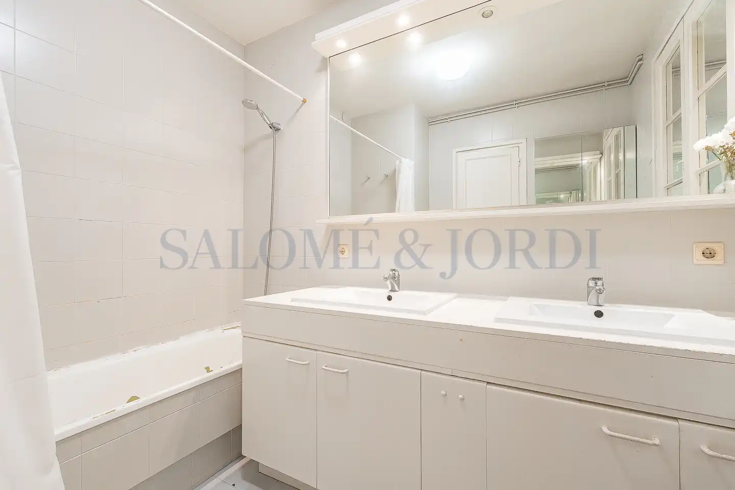 Baño de Piso en venta en Barcelona con Aire acondicionado, Calefacción y Jardín privado