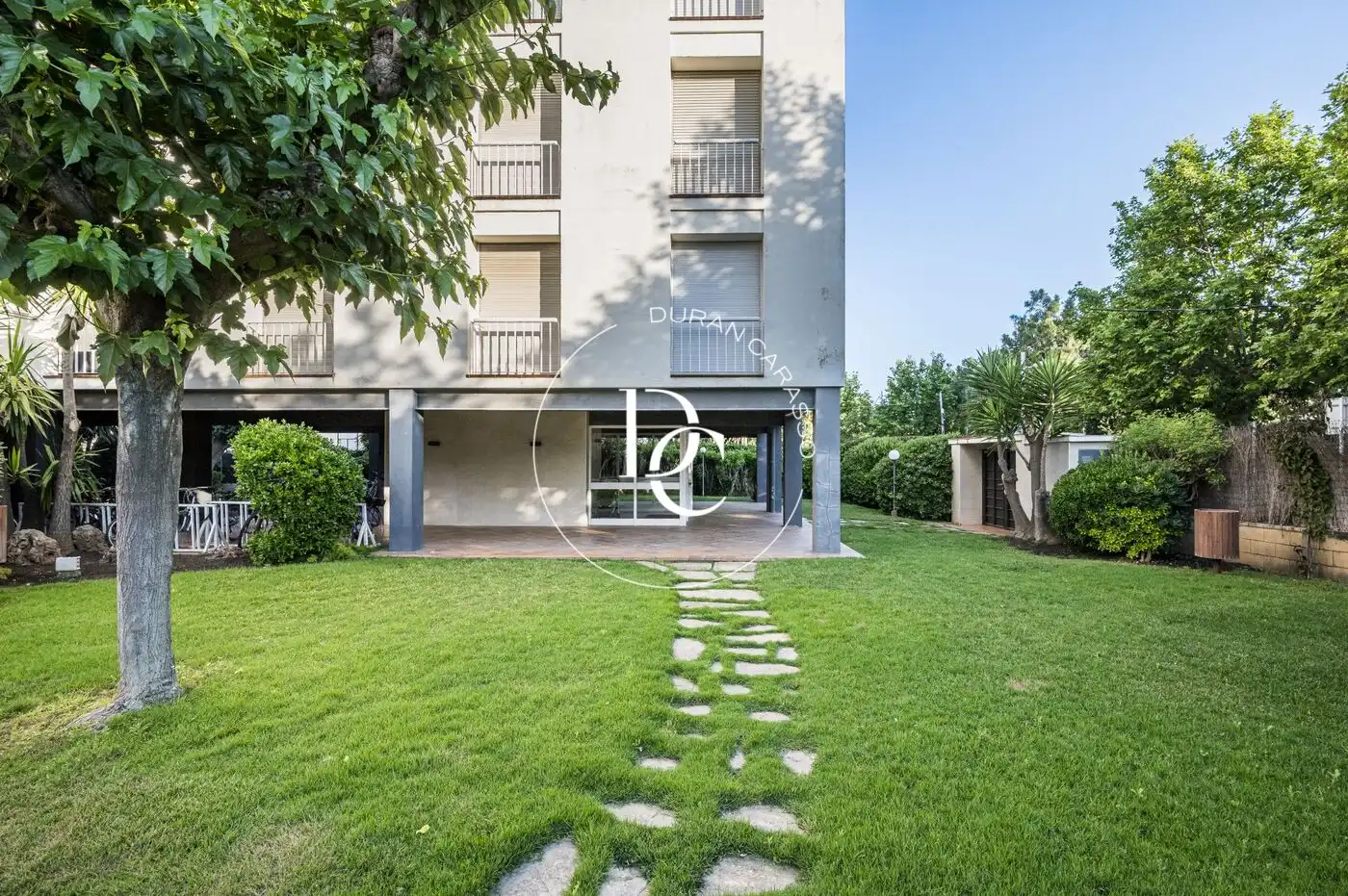 Außenansicht von Wohnung zum Verkauf in Sitges mit Klimaanlage, Heizung und Privatgarten