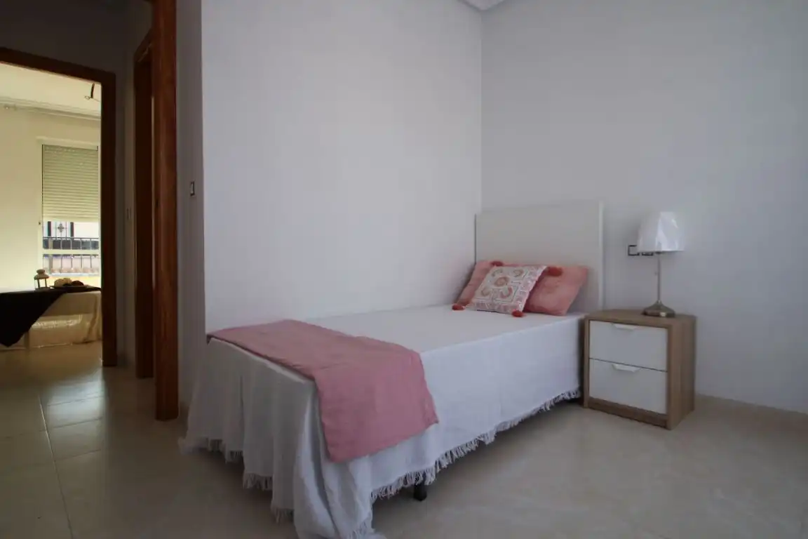 Habitación de Casa adosada en venta en Torrevieja con Calefacción, Jardín privado y Terraza