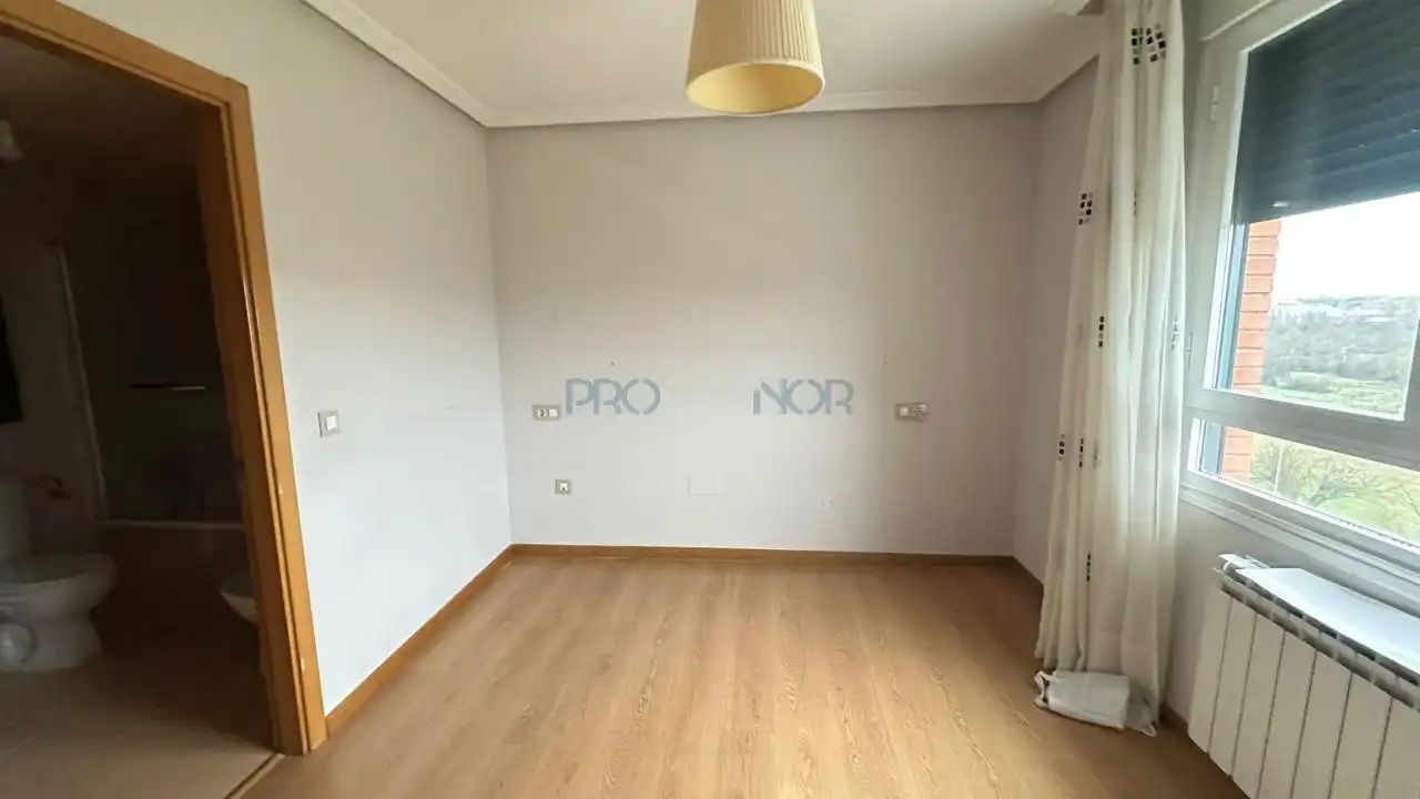 Dormitori de Pis en venda en León Capital  amb Calefacció, Parquet i Traster