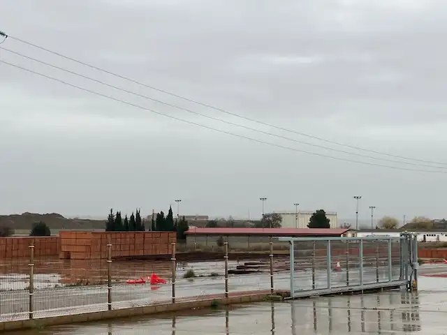 Außenansicht von Fabrikhallen zum Verkauf in Alcolea de Cinca