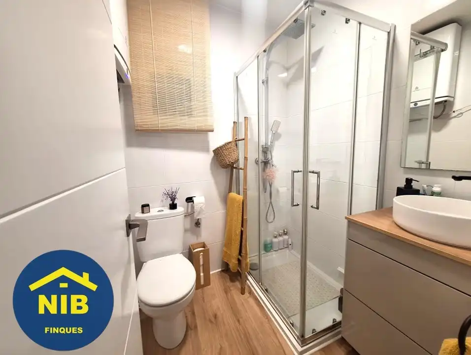 Bathroom of Flat for sale in Barcelona  with Parquet flooring and Storage room