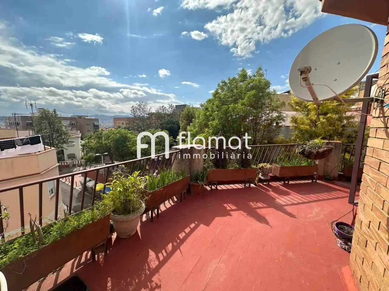 Vista exterior de Edificio en venta en Santa Coloma de Gramenet