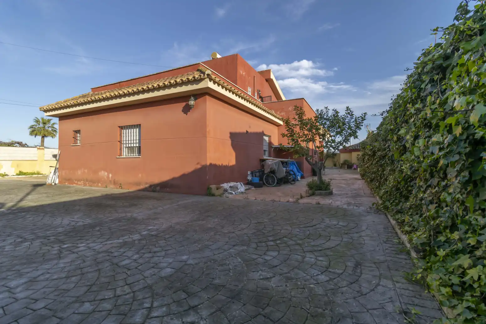 Vista exterior de Casa o xalet en venda en Alcalá de Guadaira amb Aire condicionat, Terrassa i Piscina