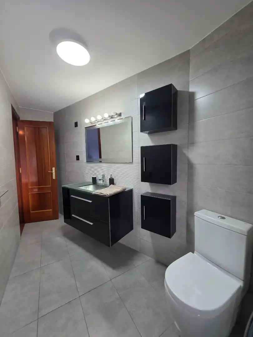 Badezimmer von Wohnung zur Miete in Castro-Urdiales mit Privatgarten, Terrasse und Schwimmbad