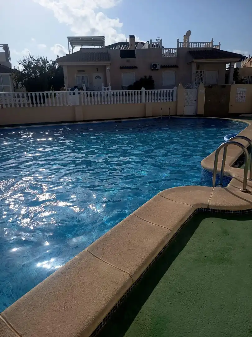 Piscina de Casa adosada en venda en Torrevieja amb Aire condicionat, Calefacció i Jardí privat