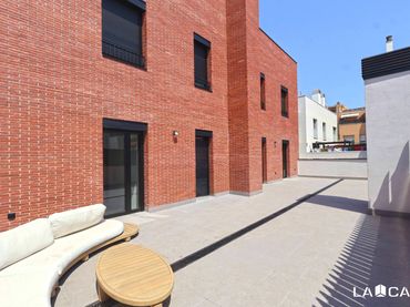 Àtic amb balcó en venda a Carrer de l'Aprestadora