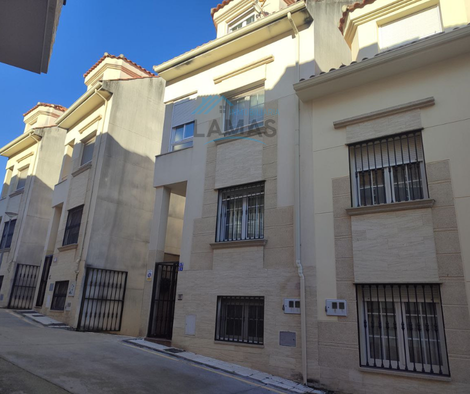 Vista exterior de Casa adosada en venda en Navalmoral de la Mata amb Aire condicionat, Calefacció i Traster