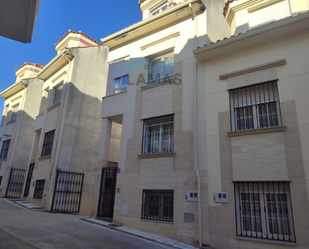 Vista exterior de Casa adosada en venda en Navalmoral de la Mata amb Aire condicionat, Calefacció i Traster