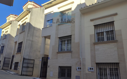 Vista exterior de Casa adosada en venda en Navalmoral de la Mata amb Aire condicionat, Calefacció i Traster