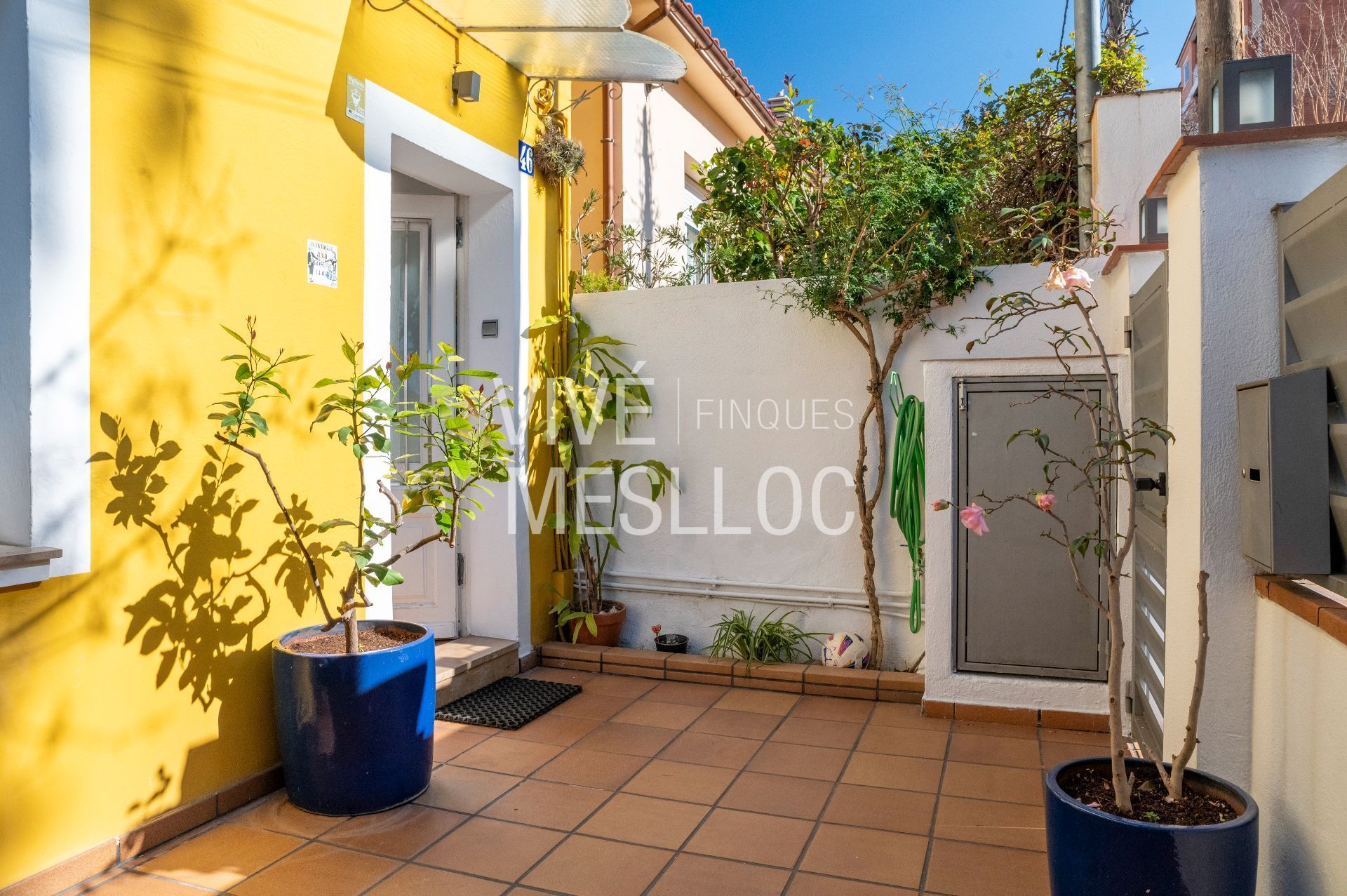 Exterior view of Single-family semi-detached for sale in El Masnou  with Air Conditioner, Heating and Terrace