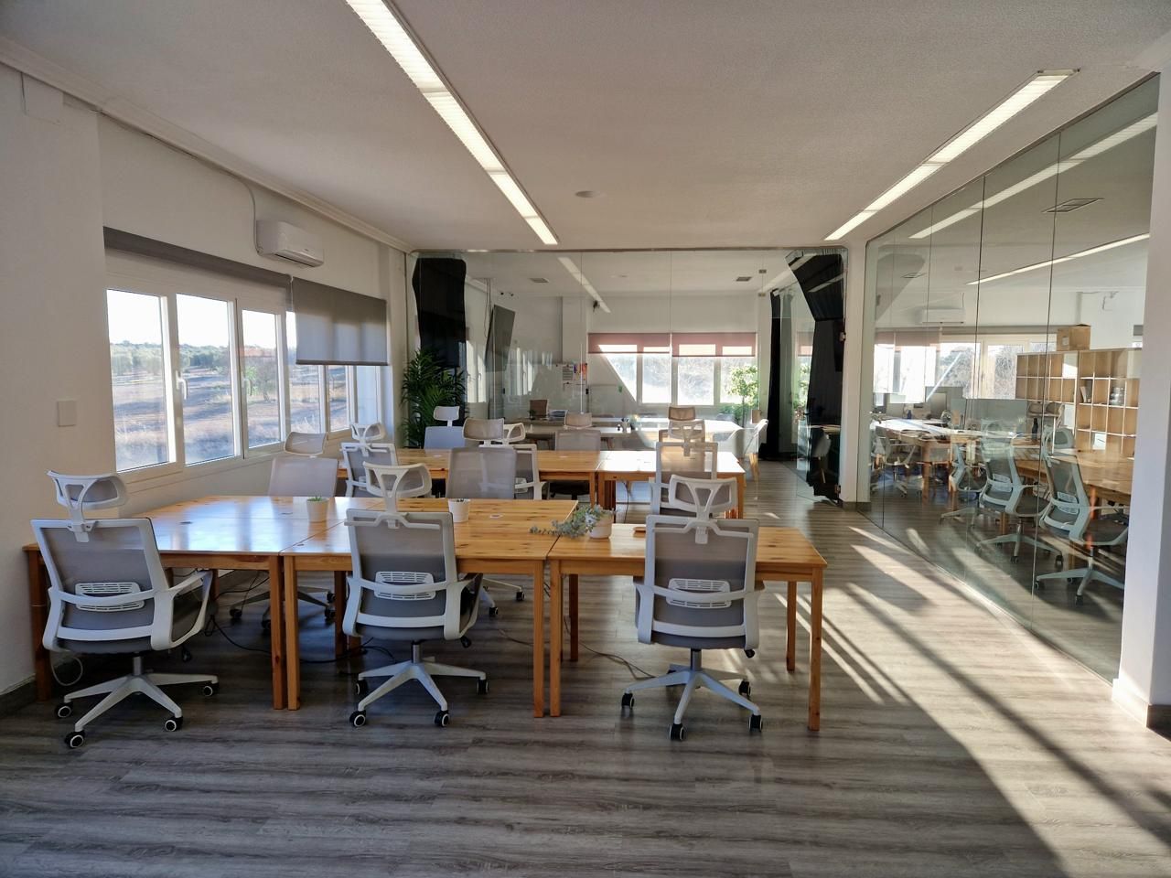 Premises for sale in Nambroca  with Air Conditioner and Furnished