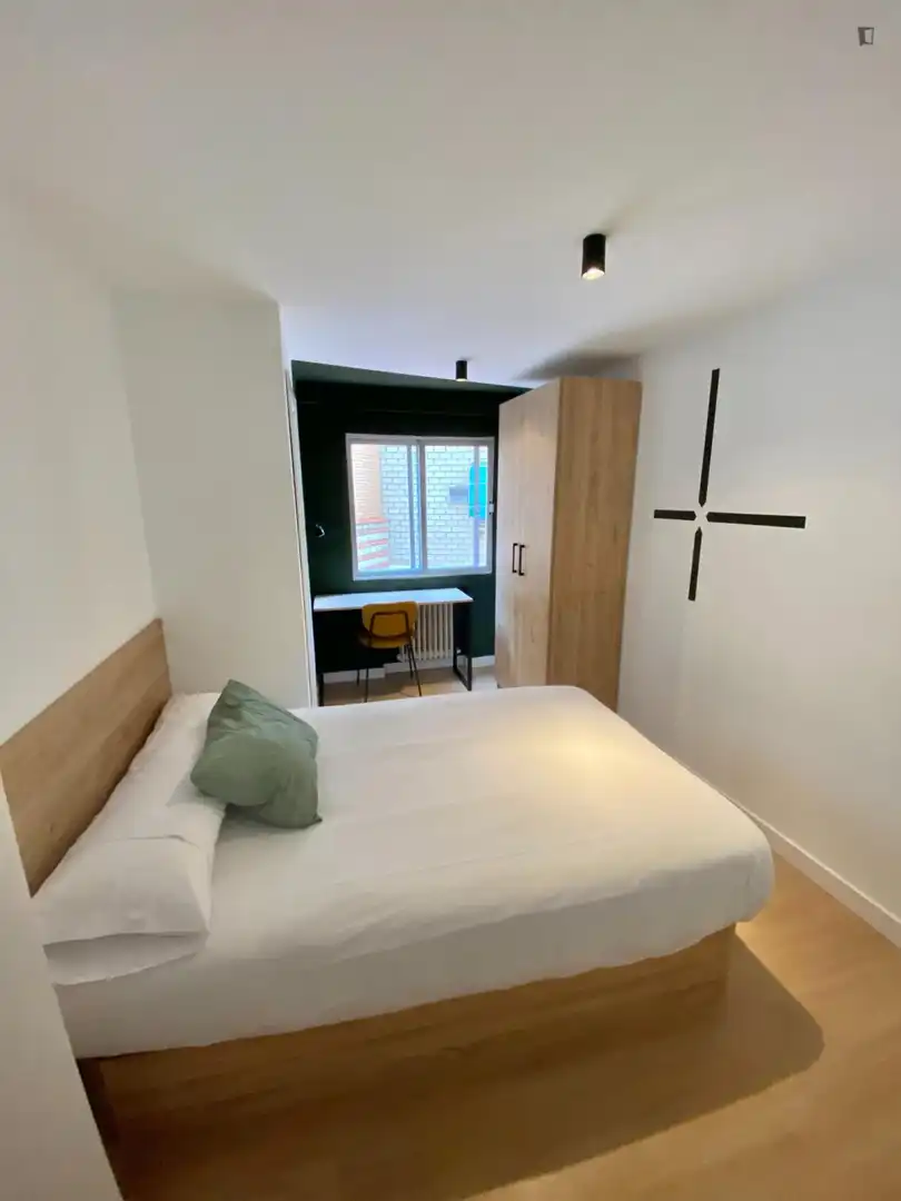 Dormitori de Apartament per a compartir en Madrid amb Calefacció, Moblat i Forn