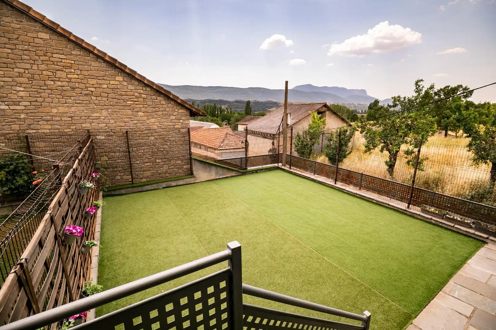 Terrassa de Casa o xalet en venda en Sabiñánigo amb Calefacció, Jardí privat i Terrassa