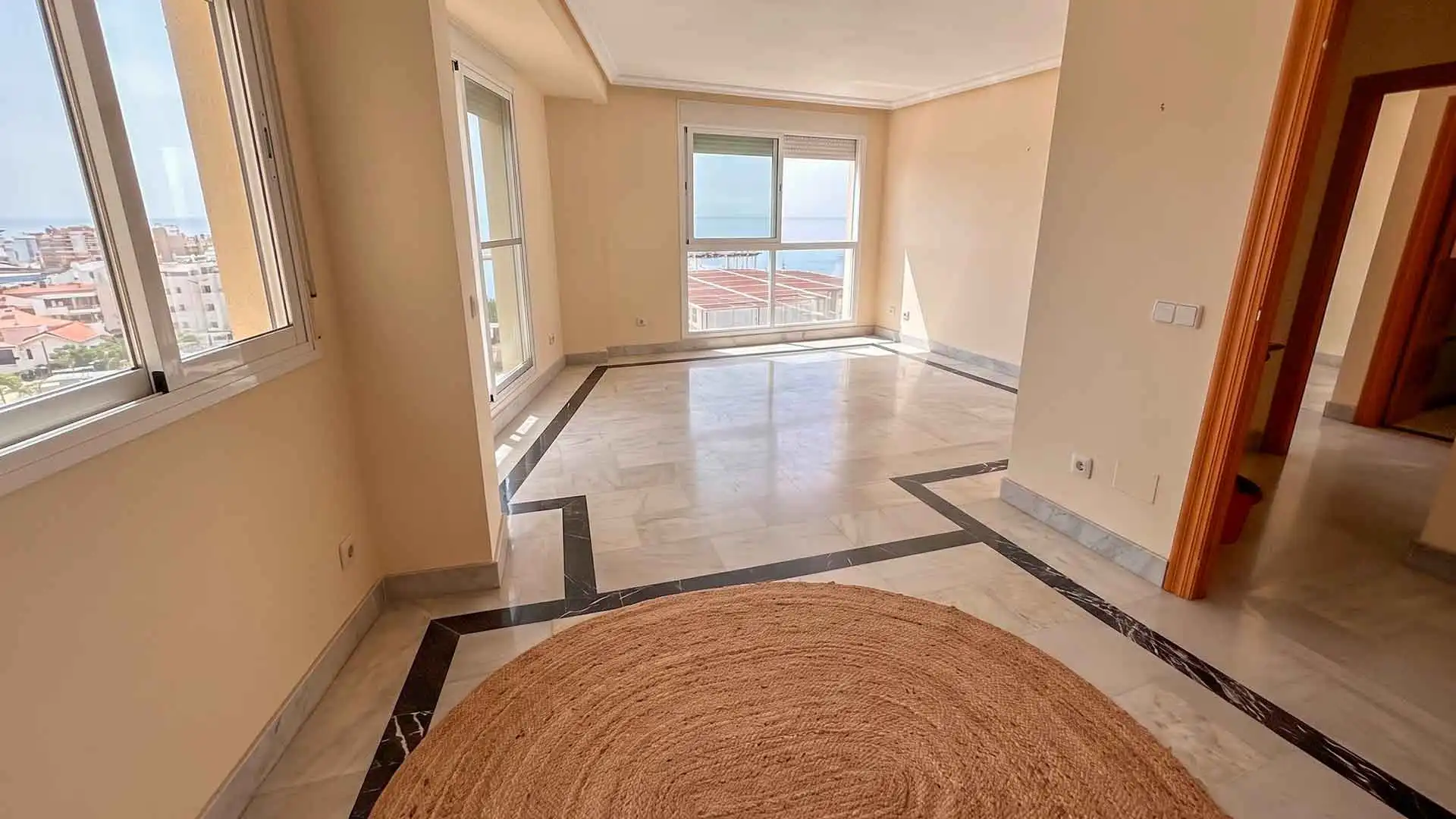 Sala d'estar de Apartament de lloguer en Marbella amb Terrassa, Piscina i Piscina comunitària
