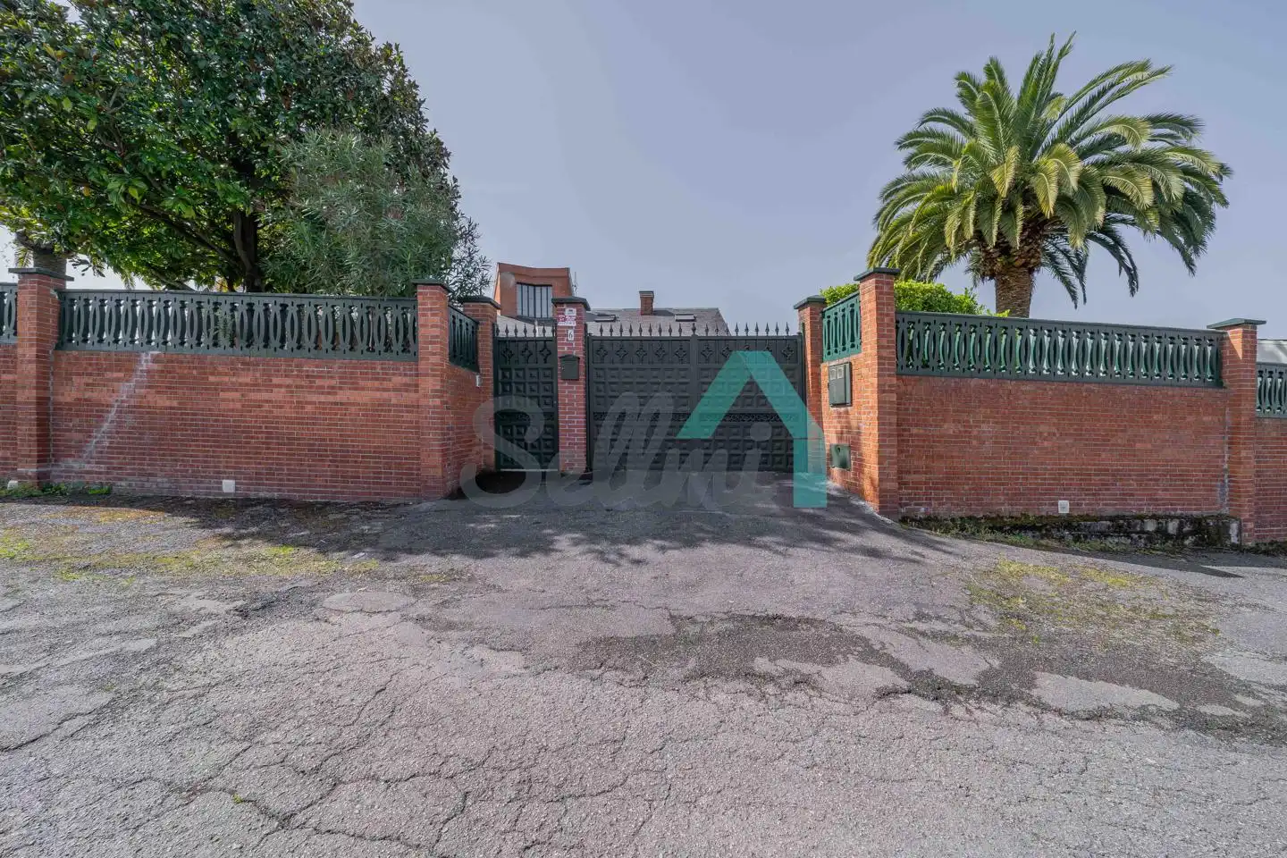 Vista exterior de Casa o xalet en venda en Oviedo  amb Calefacció, Jardí privat i Parquet