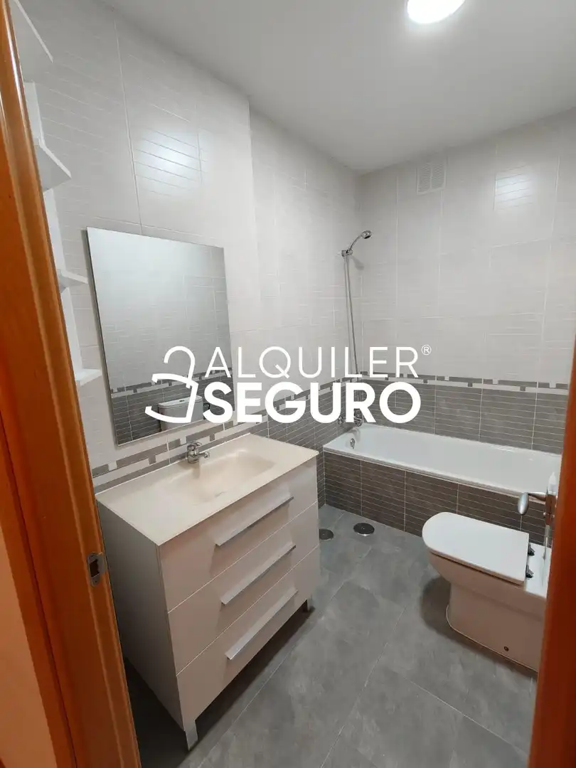 Badezimmer von Wohnung zur Miete in Mocejón mit Heizung