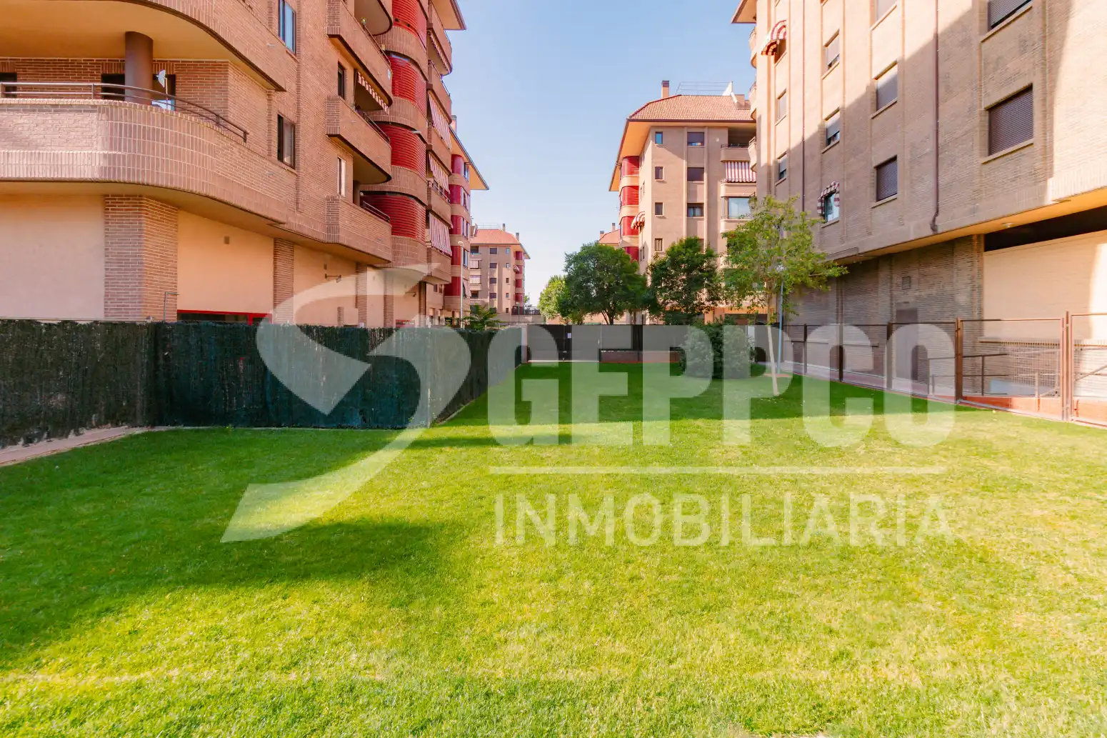 Jardín de Casa adosada en venta en Alcalá de Henares con Calefacción, Terraza y Piscina comunitaria