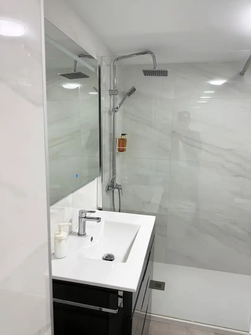 Badezimmer von Wohnung zum Verkauf in Valencia mit Parkett