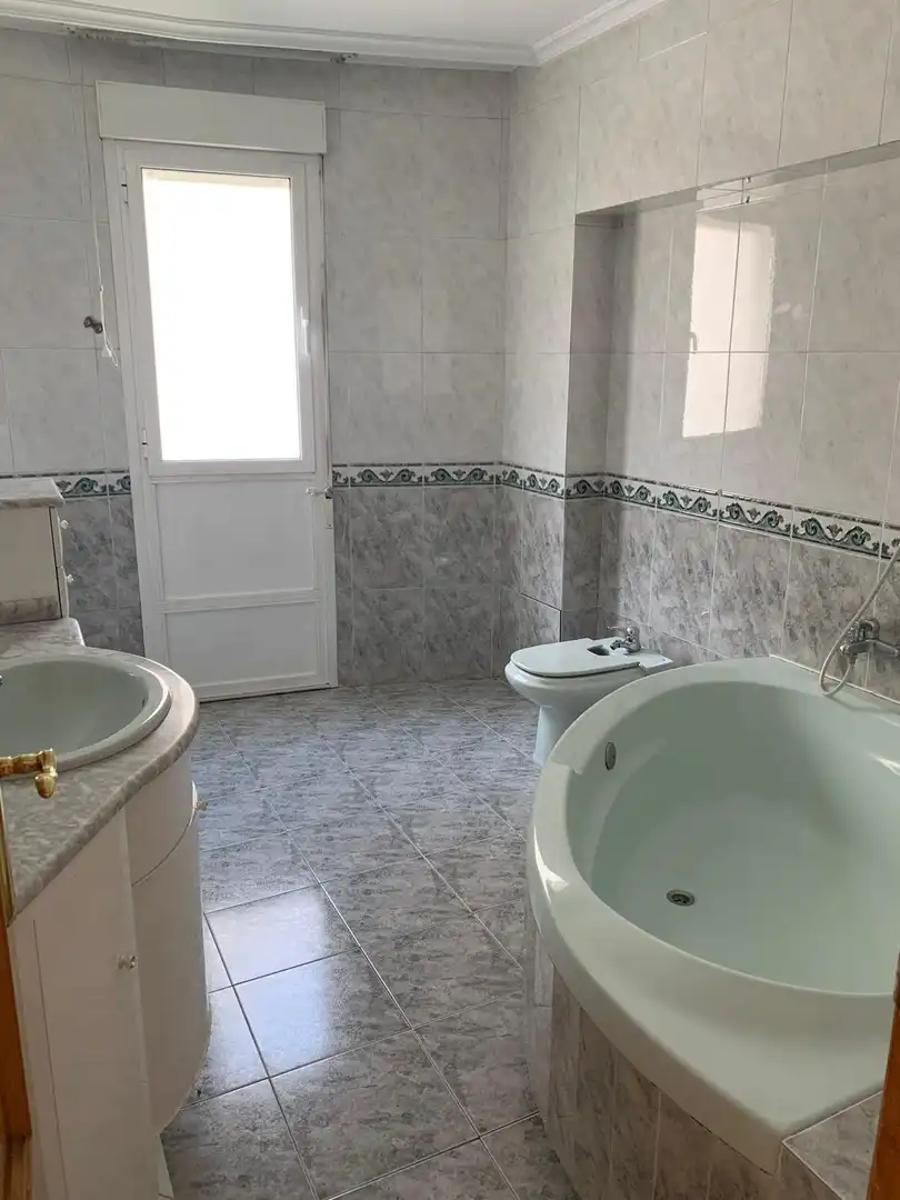 Baño de Casa adosada en venta en Ponferrada con Calefacción, Jardín privado y Terraza
