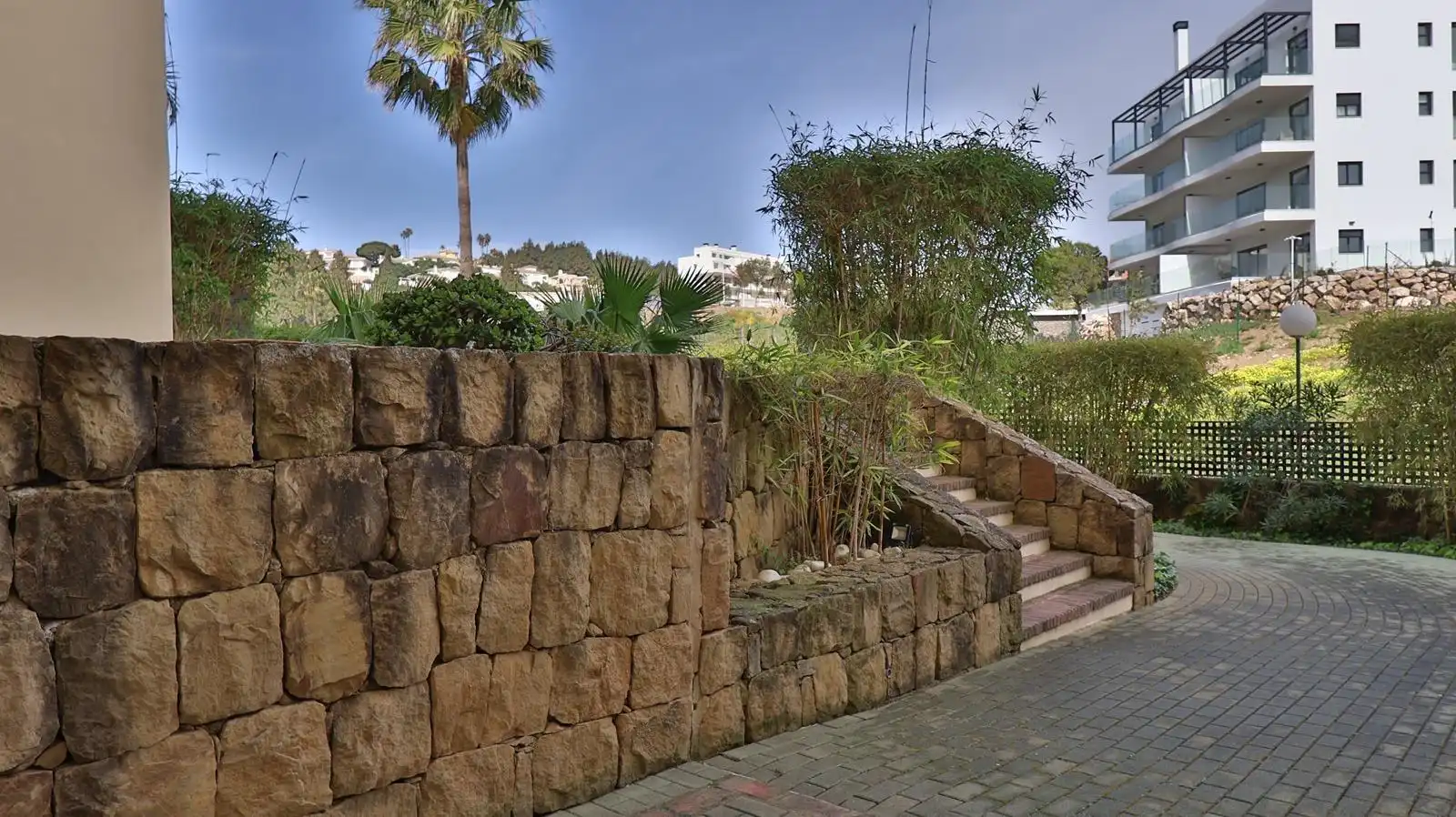 Vista exterior de Pis en venda en Mijas amb Piscina comunitària