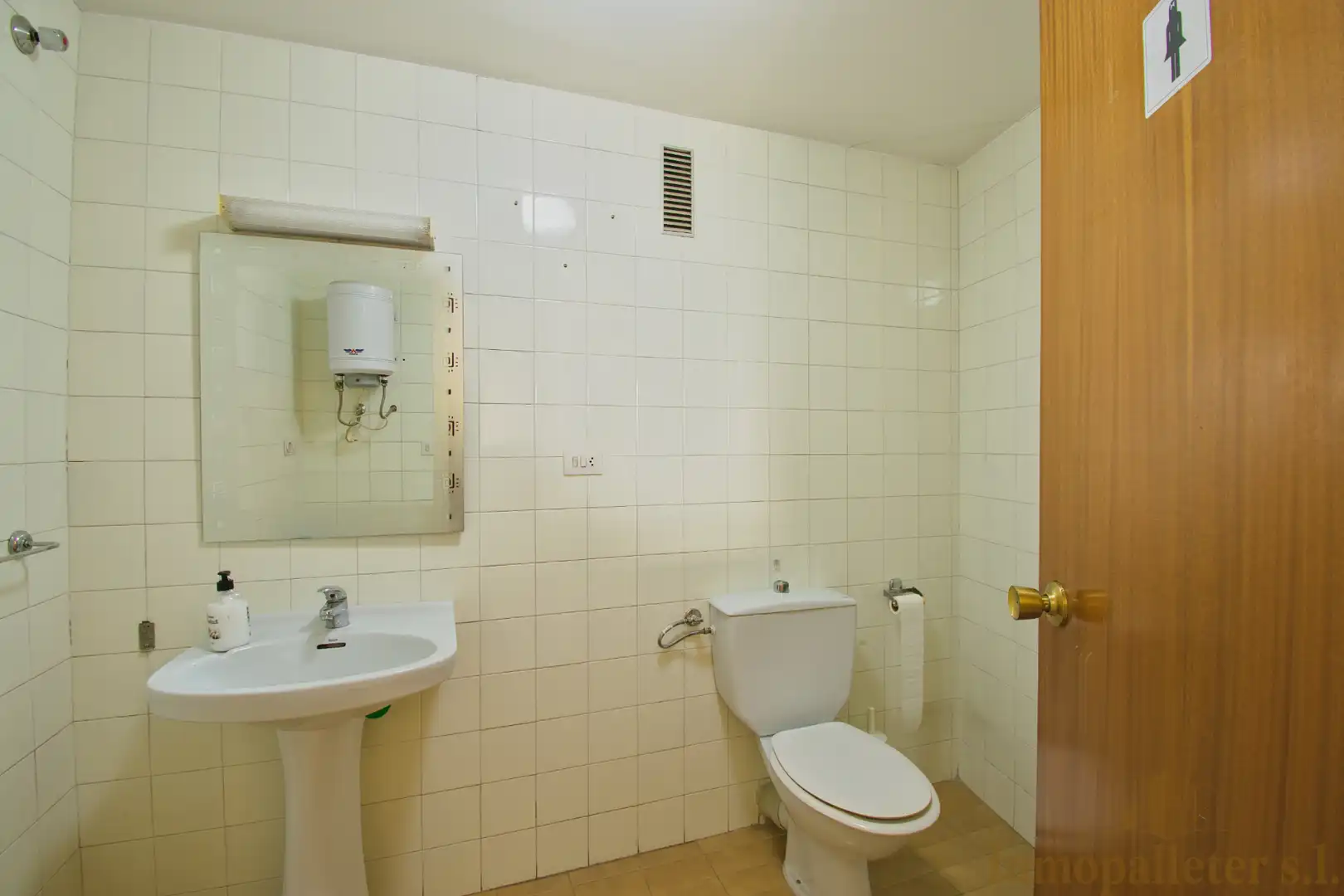 Badezimmer von Büro zum Verkauf in Valencia mit Klimaanlage und Möbliert